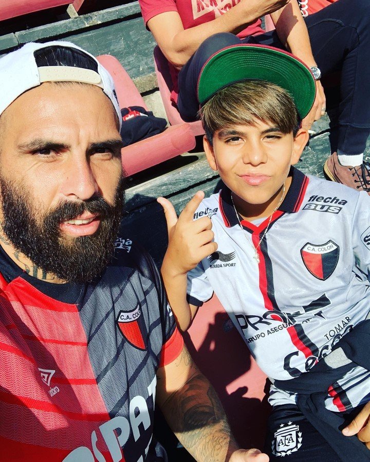 Denis Stracqualursi con la camiseta de Colón, hace unos cuatro años, en una foto que difundió en Instagram.
