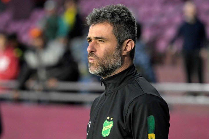 Julio Vaccari, DT de Defensa.
Fotografía: JUAN MABROMATA