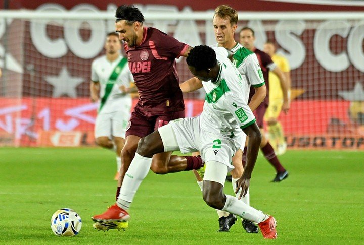 Lanús ante Banfield (Fotobaires).