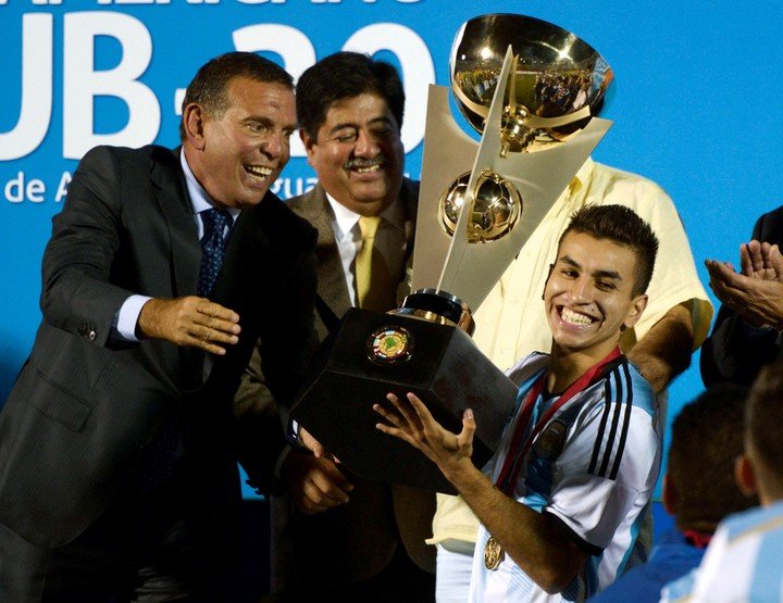 Angelito con el trofeo del Sudamericano Sub 20.
