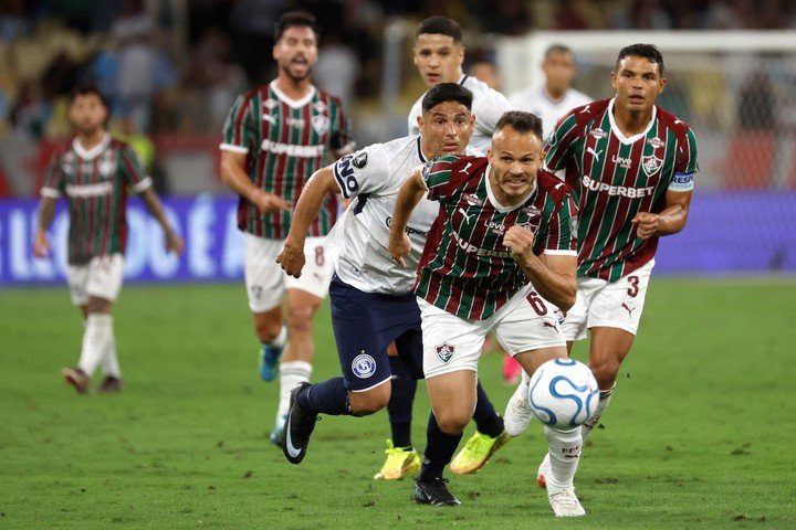 Renê de Fluminense disputa la pelota con Maximiliano Salas de Independiente Rivadavia en el Maracaná en Río de Janeiro (EFE).