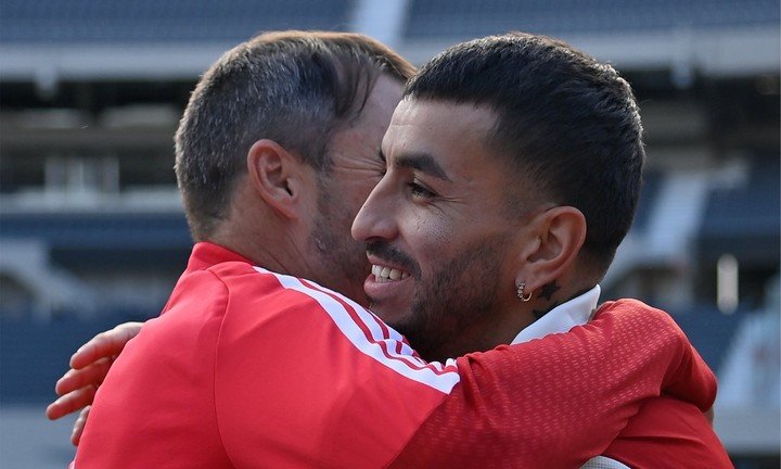 Chacho con Angel Correa, una de las caras nuevas. Foto: Prensa River.