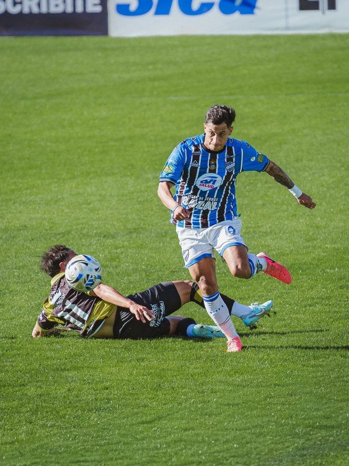 El delantero desparrama jugadores por el suelo.