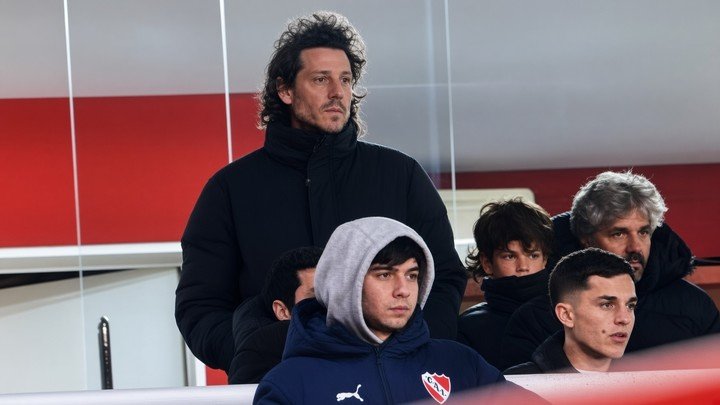 Gastón Gaudio, en un palco, viendo a Independiente. El ex tenista llegaría con capitales qataríes. (@InfiernoRojo)