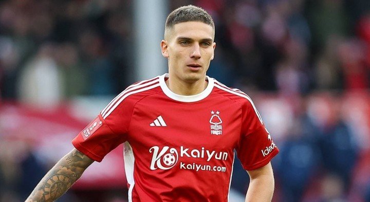 Domínguez juega en el Nottingham Forest. 