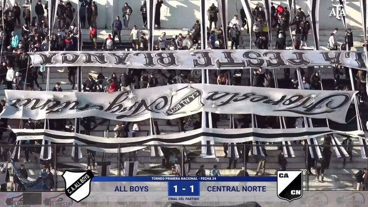 Las banderas de All Boys del revés. (Captura LPF Play).