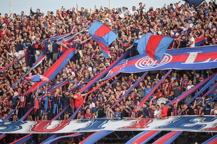 La hinchada de San Lorenzo ante Sportivo Las Parejas (Fotobaires).