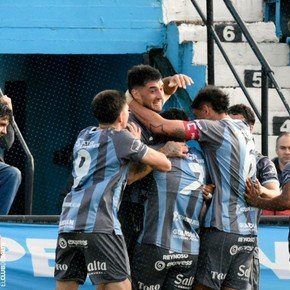El golazo de chilena de Hauche en su partido 100 en Temperley