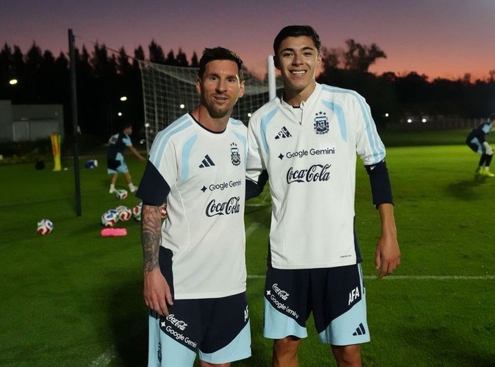 Tobías Andrada, con Messi en el predio de AFA (IG Tobías Andrada).