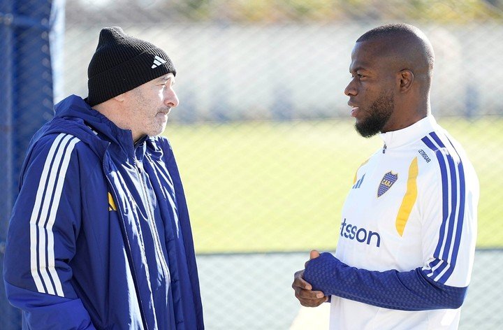Enner Valencia junto al PF de Boca, Gustavo Roberti. Se pone a punto y juega. (Prensa Boca).