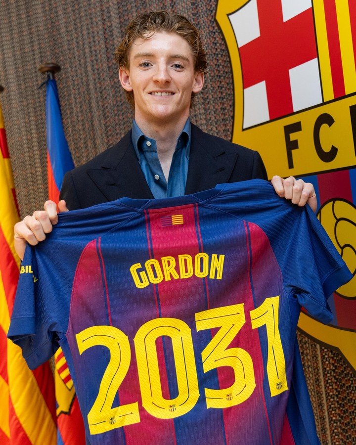 Anthony Gordon brilló en la Copa del Mundo con el seleccionado inglés y ahora jugará en Barcelona. Foto: FC Barcelona.