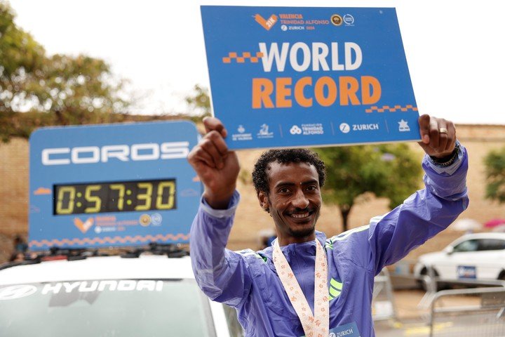 En Valencia 2024, Kejelcha estableció un nuevo récord mundial de Medio Maratón, que estuvo vigente hasta marzo. EFE/ Biel Aliño