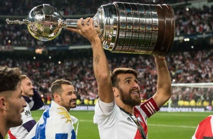 Leo Ponzio ganó 17 títulos con River y es el jugador más ganador en la historia del club.  Levantó como capitan la Copa Libertadores 2018, en Madrid, frente a Boca.