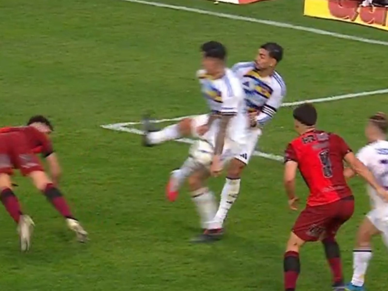 la mano de Di Lollo que hizo estallar al Coloso y desató el reclamo de todo Newell's vs Boca