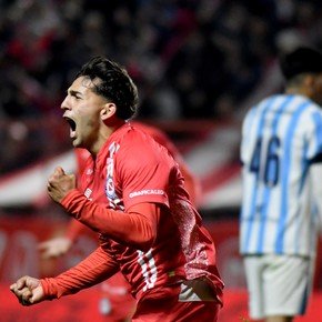 Argentinos le ganó a Racing, que jugó casi todo el partido con uno menos y se perdió el empate sobre el final