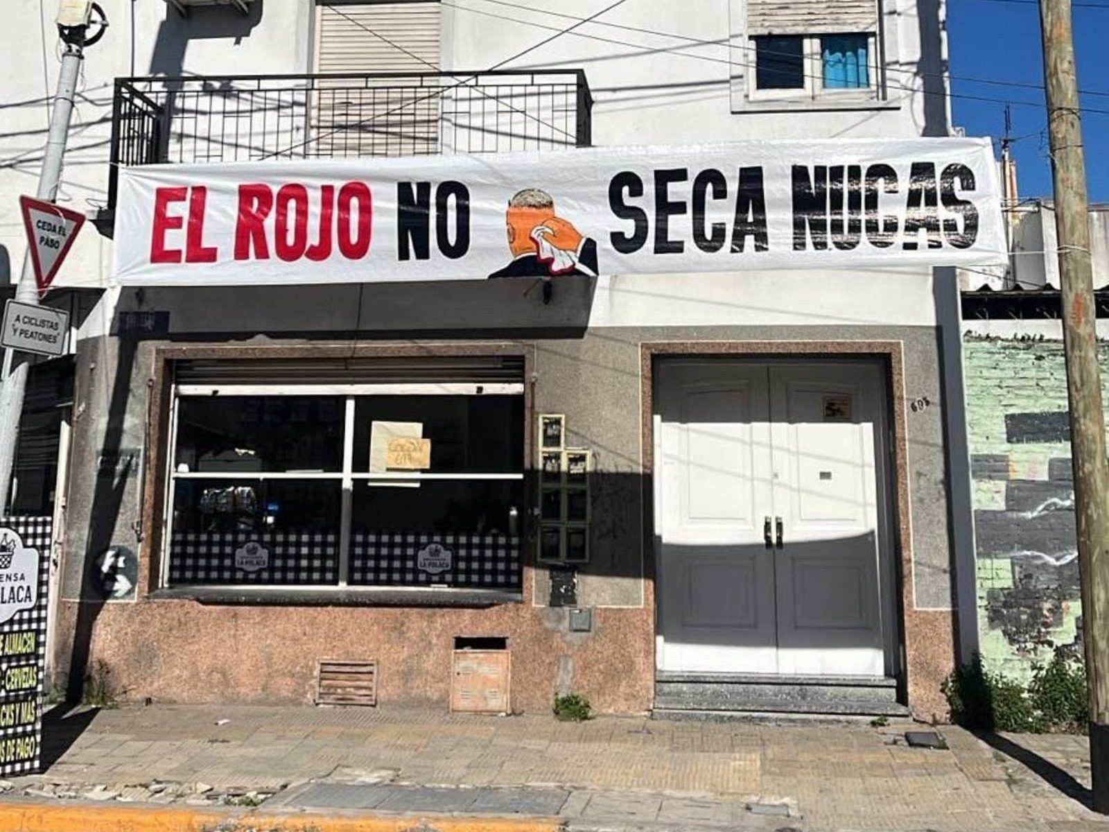 los carteles en contra del Kun Agüero y del "secanucas" de Tapia, Luciano Nakis