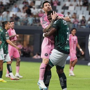 Video: el ex San Lorenzo que abrazó y alzó a Messi en su regreso a las canchas