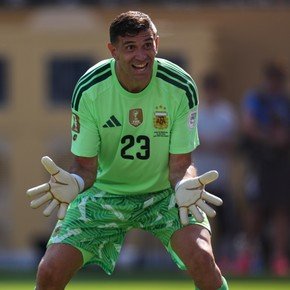 Un histórico de la Premier League advirtió el Chelsea sobre el fichaje de Emiliano Martínez: “Necesitan parar y pensarlo de nuevo”

