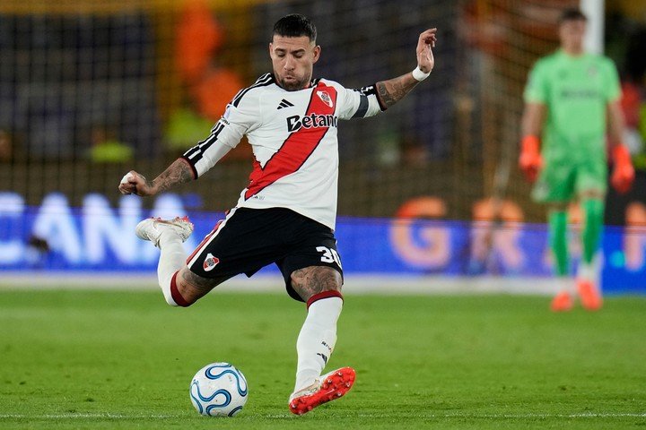 Santi Beltrán observa y custodia la espalda del capitán Otamendi en Bogotá (AP Photo/Fernando Vergara).