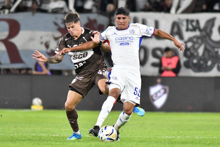 Lautaro Montenegro quedó colgado por no renovar y se irá libre. (Fotobaires)