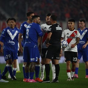 Con los hinchas que no le dejaron pasar una, así fue la vuelta de Darío Herrera al Monumental