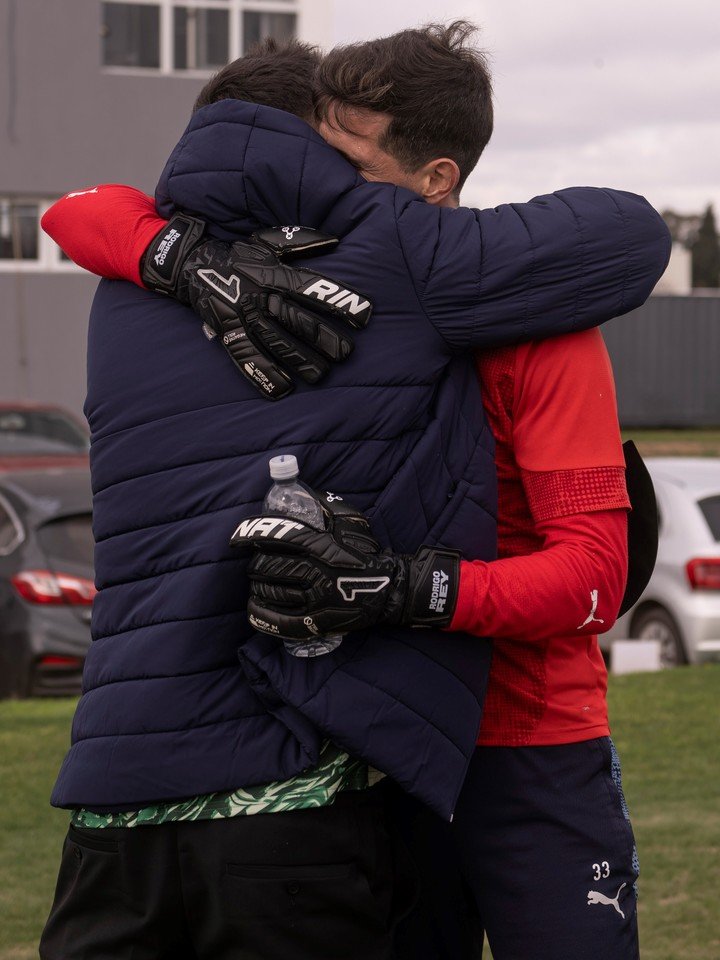 El abrazo entre Mele y Rey tras la llegada del uruguayo. (Foto: Prensa Independiente)