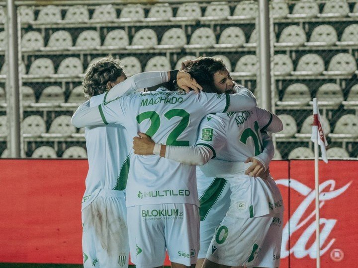 El festejo de Banfield: está en cuartos y va con Riestra (Prensa Banfield).