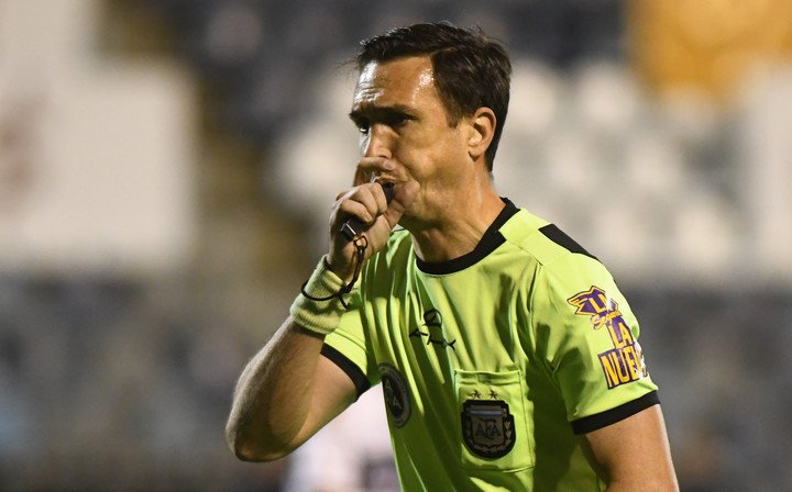 El árbitro principal del partido será Pablo Dóvalo. (Foto MARCELO CARROLL - CLARIN).