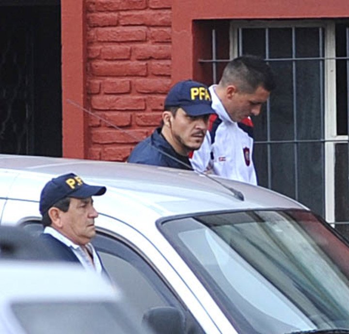 Con la campera de San Lorenzo, así estaba Migliore cuando lo trasladaron a Tribunales. (Telam)