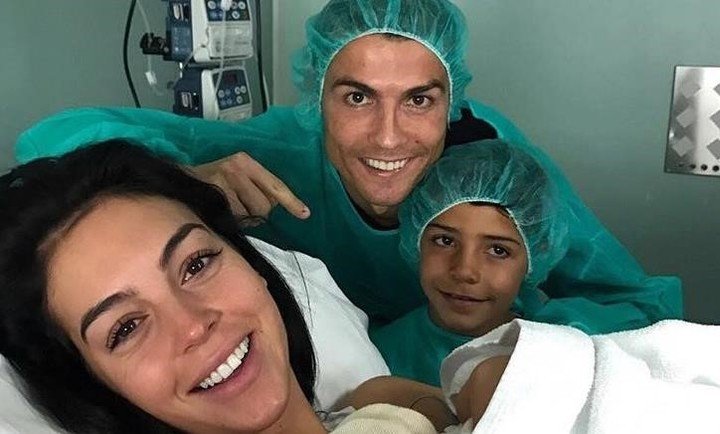 Cristiano Ronaldo y Georgina Rodriguez durante el nacimiento de su hija Alana Martina.