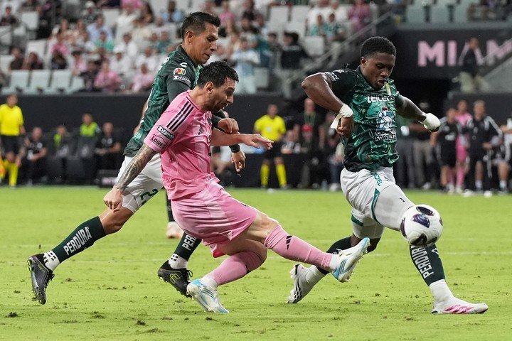 Lionel Messi, contra la defensa del León de México. Foto: AP / Lynne Sladky