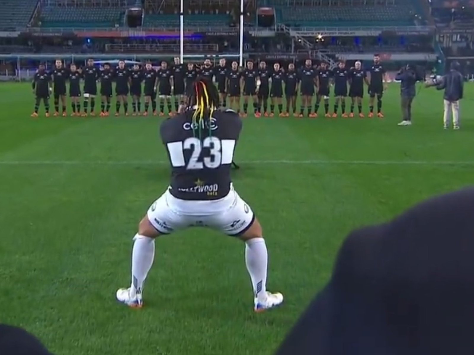 se enfrentó solo al haka y ofreció una escena que emociona al mundo del rugby