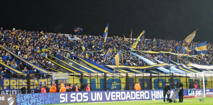La hinchada de Boca dice presente en Vicente López (Foto Marcelo Carroll - CLARIN).