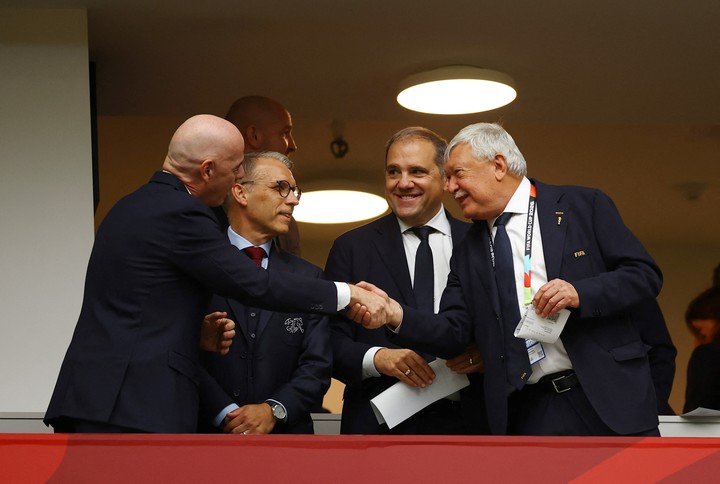 Gianni Infantino con el vicepresidente de FIFA, Sandor Csanyi, el presidente de la federación Suiza, Peter Knabel, y Victor Montagliani, presidente de Concacaf.
Foto: Reuter