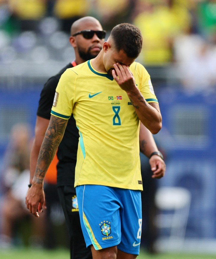 El lamento de Guimaraes tras la eliminación de Brasil (Reuters).