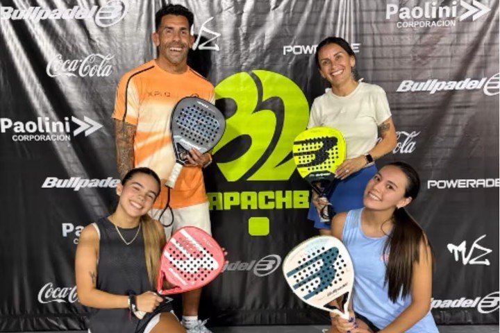 Los Tevez y el pádel: Carlitos con su esposa, Vanesa Mansilla, acompañados de sus dos hijas, Florencia y Katia.