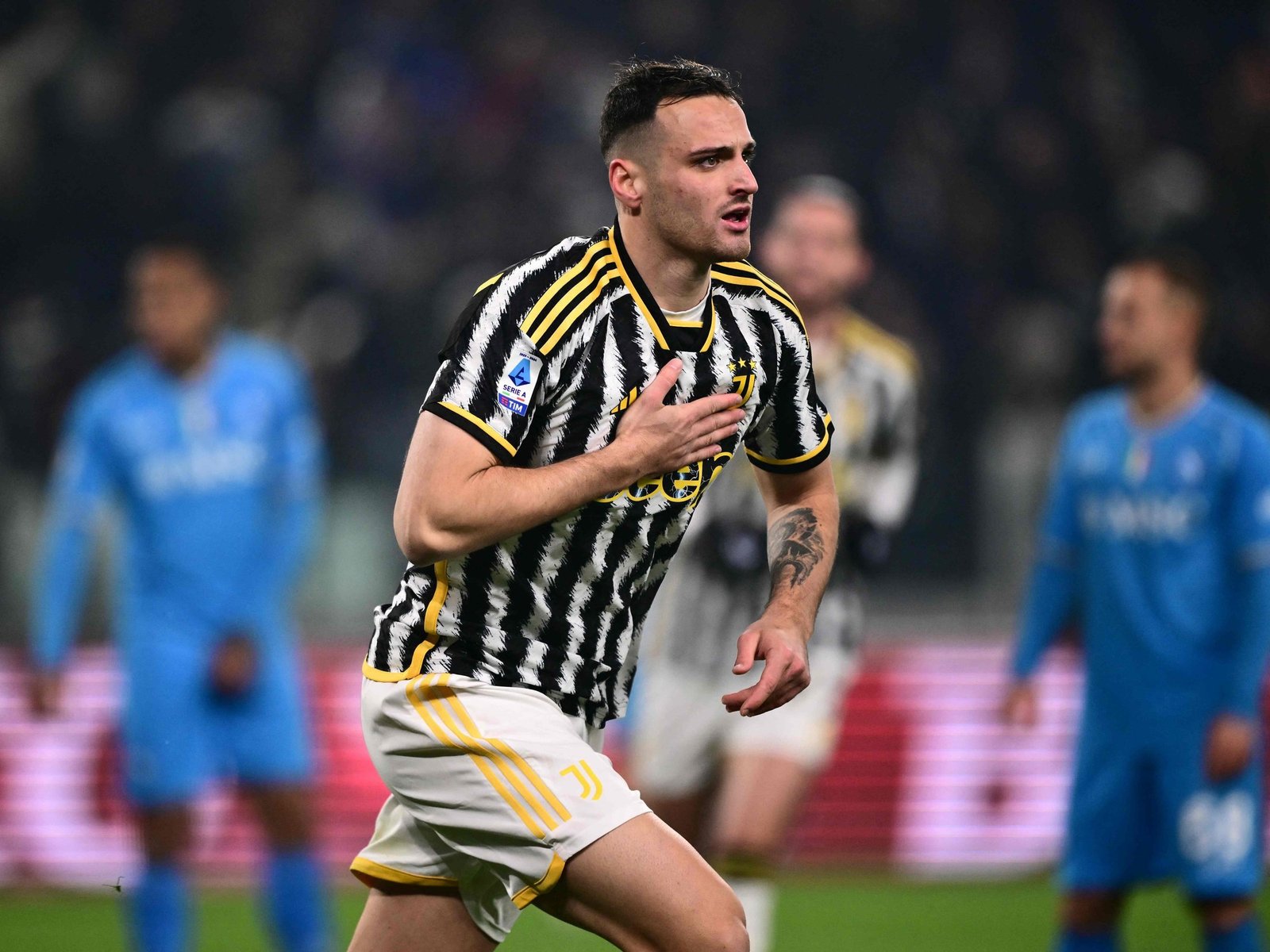 un hincha invadió la cancha, se resbaló y lesionó a un jugador de la Juventus