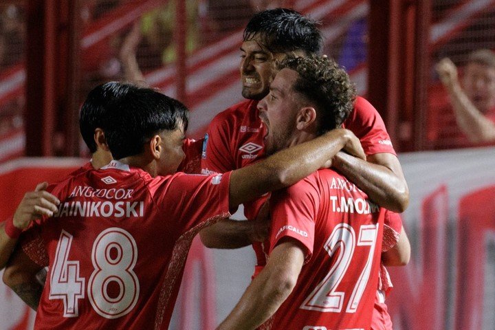 Molina festejando un gol en Argentinos Juniors (FTP CLARIN junes2.jpg Z Bairo).