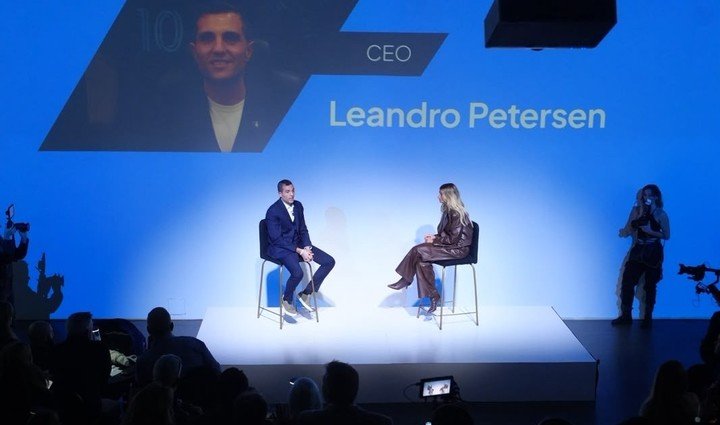 Leandro Petersen entrevistado por Mili Hadad en medio de la presentación en sociedad de TAI