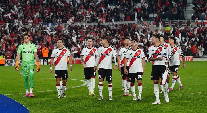 River retirándose en el entretiempo vs Independiente Santa Fe (Foto Marcelo Carroll).