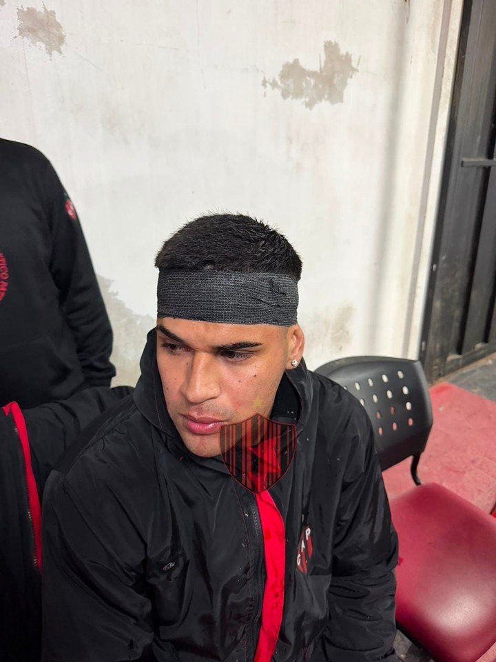Los jugadores de Patronato fueron agredidos por los barras.