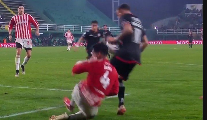 ¿La pelota dio en la mano de Briasco?
