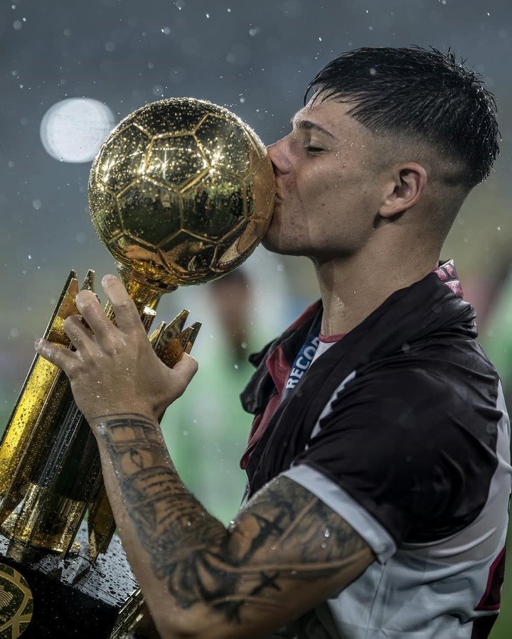 De Martis con la Recopa (Foto: Instagram @thoomii_9).