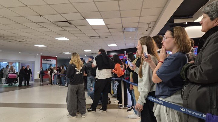 Expectativa en Ezeiza por la llegada de Las Leonas.