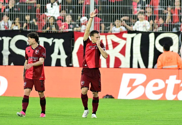 El festejo de Regiardo, autor del 2-1 parcial ante Boca (foto: Sebastián Granata).