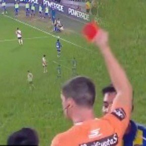 Video: patadón fuera de la cancha y expulsado Coronel en Central ante River