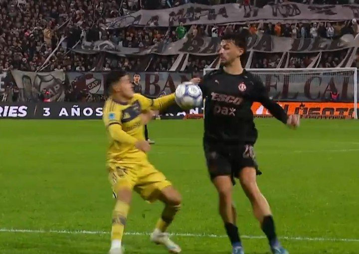 La mano de Gorosito que pidió Platense.
