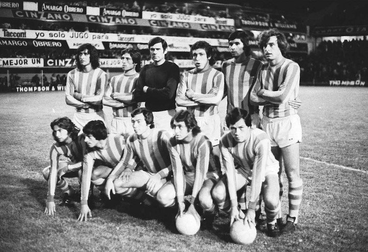 El plantel de Aldosivi en aquel partido en la Bombonera el 11 de noviembre de 1975.Foto original: Diario El Atlántico de Mar del Plata
