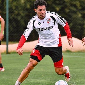Ortega entrenó a la par en River y le demostró a Coudet que está para jugar