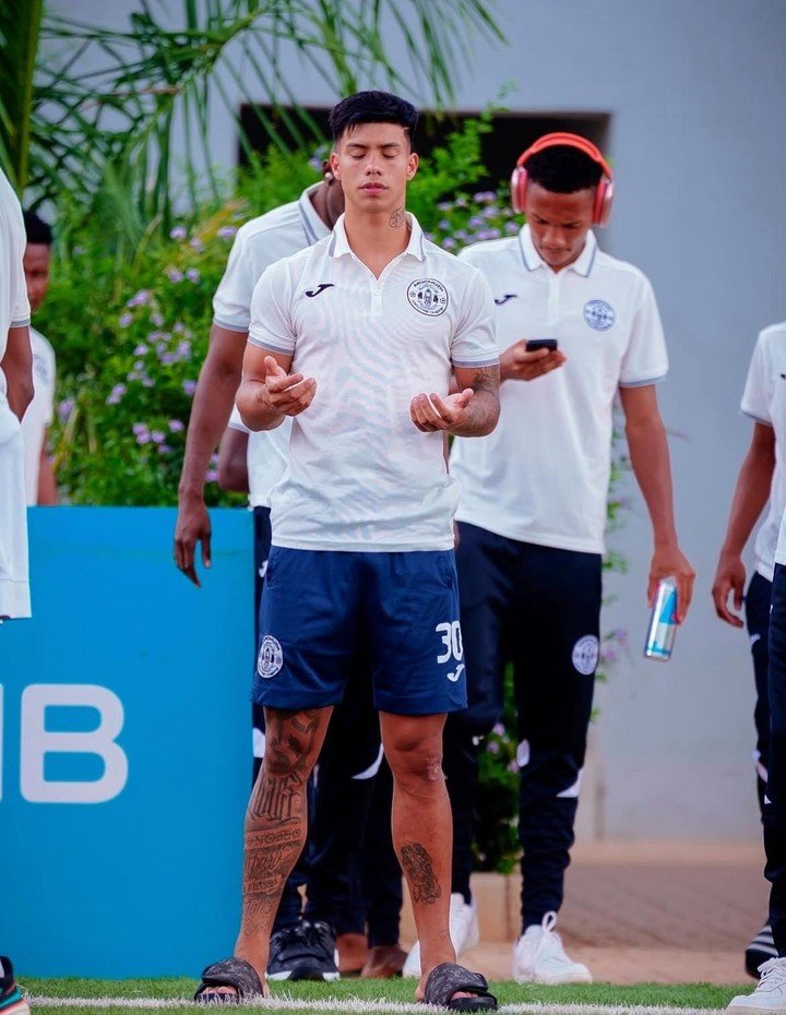 Melgarejo orando, algo muy habitual en los entrenamientos y partidos (Foto: @nahuel.melga11).